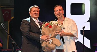 Kurtuluş Coşkusu Oğuzhan Koç ve Gülben Ergen İle Taçlandı