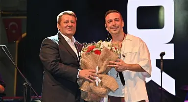 Kurtuluş Coşkusu Oğuzhan Koç ve Gülben Ergen İle Taçlandı