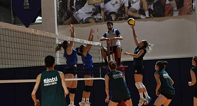 Manisa Voleybol Takımı hazırlık maçında Arkas Spor'u 3-1 mağlup etti