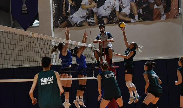 Manisa Voleybol Takımı hazırlık maçında Arkas Spor&#039;u 3-1 mağlup etti