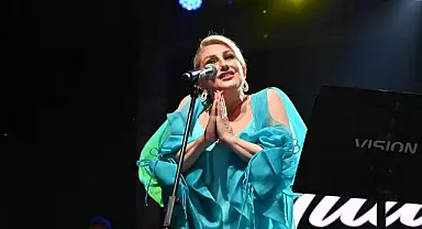 Muazzez Ersoy salihli’de müzik şöleni yaşattı