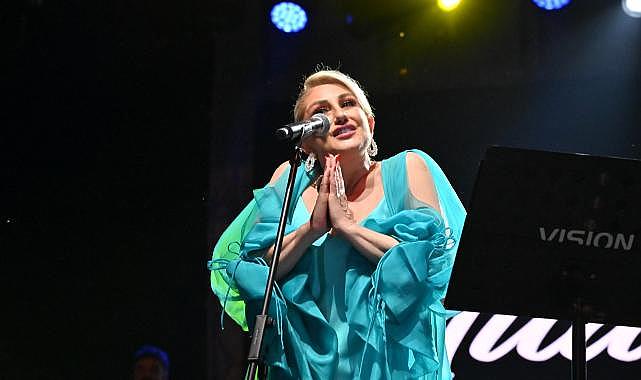 Muazzez Ersoy salihli’de müzik şöleni yaşattı