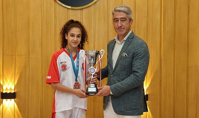 Şampiyon Alya kupasıyla Başkan Oktay'ı ziyaret etti