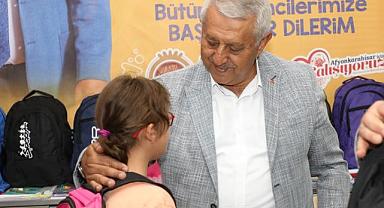 Zeybek Başkan'dan Öğrencilere kırtasiye desteği