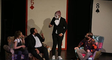 3 Beş Ve 8 Diğer Şeyler' Oyunu ayakta alkışlandı