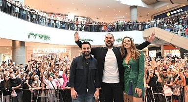 Ata Demirer İzmir seyircisi ile birlikte Bursa Bülbülü'nü izledi