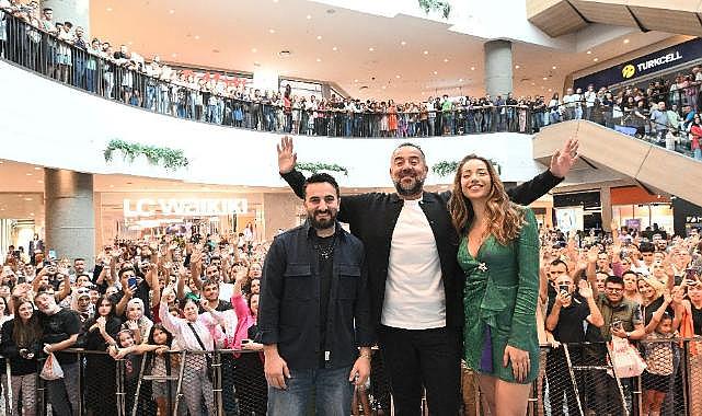 Ata Demirer İzmir seyircisi ile birlikte Bursa Bülbülü'nü izledi