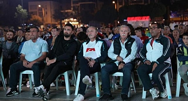 Başkan Atabay Milli Maçı vatandaşlarla beraber izledi