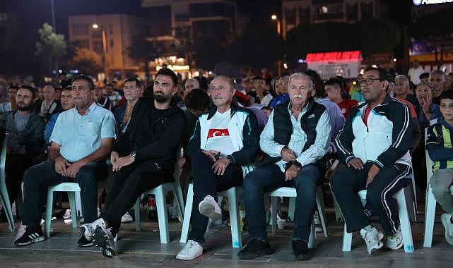 Başkan Atabay Milli Maçı vatandaşlarla beraber izledi