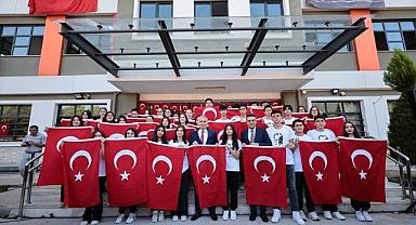 Başkan Zolan onbinlerce öğrenciye Türk Bayrağı hediye ediyor