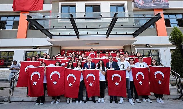 Başkan Zolan onbinlerce öğrenciye Türk Bayrağı hediye ediyor