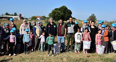 Büyükşehir çiftçi kadınların gününü tarlada kutladı