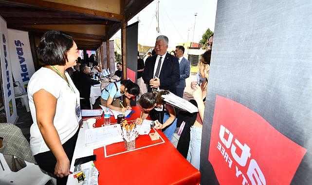 İş dünyası ile iş arayan gençler Kariyer Fuarı'nda buluştu