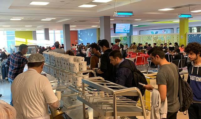 İzmir Büyükşehir Belediyesi üniversite öğrencilerinin yanında