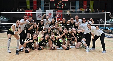 Manisa BBSK Voleybol Takımı evindeki ilk maçı kazandı