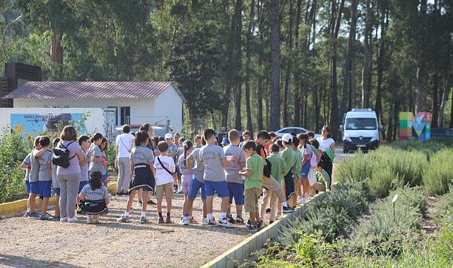 Öğrenciler Büyükşehir Tıbbi Bitkiler Koleksiyon Bahçesi’ni Ziyaret Etti