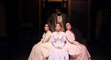 Şehir Tiyatroları Cumhuriyetin 100. yılında “Cumhuriyet'in Dört Kadını” Oyununu İzleyicilerle Buluşturdu