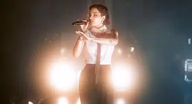 ABD’li şarkıcı Halsey Filistin’e yardım gönderen kuruluşlara bağış yapacak