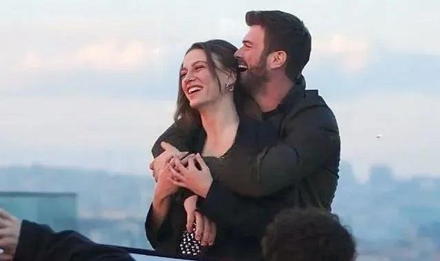 Aile dizisinde Kıvanç Tatlıtuğ ve Serenay Sarıkaya'nın uçak tuvaletinde sevişme çabası sosyal medyayı salladı