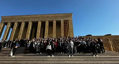 Genç İzmirliler Ata’nın huzurunda