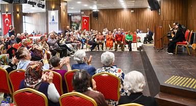 Huzurevi Bedia Akartürk’tün türküleri ile şenlendi