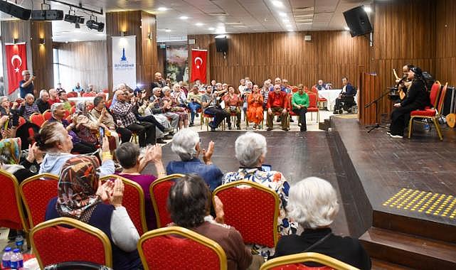 Huzurevi Bedia Akartürk’tün türküleri ile şenlendi