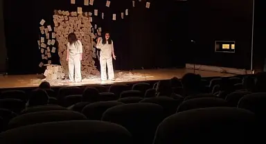 İzmir’de tiyatro şöleni yaşandı