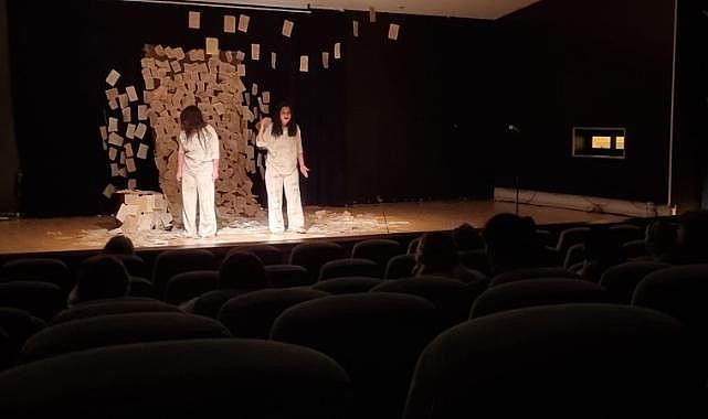 İzmir’de tiyatro şöleni yaşandı