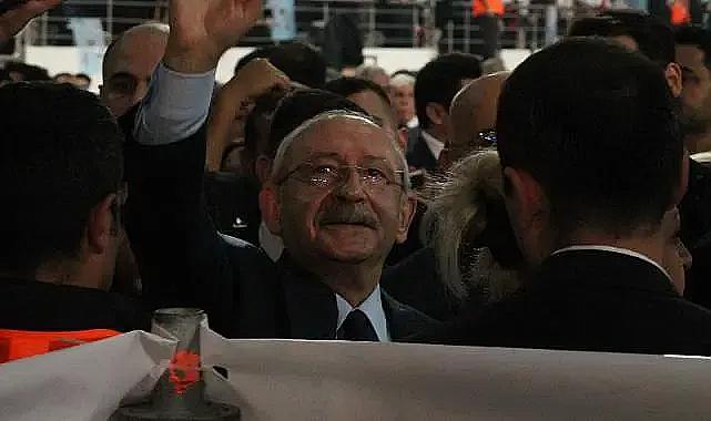 Kılıçdaroğlu salonun tamamından büyük destek alarak girdi
