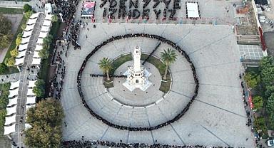Konak Atatürk Meydanı’nda unutulmaz koreografi