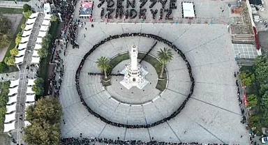 Konak Atatürk Meydanı’nda unutulmaz koreografi
