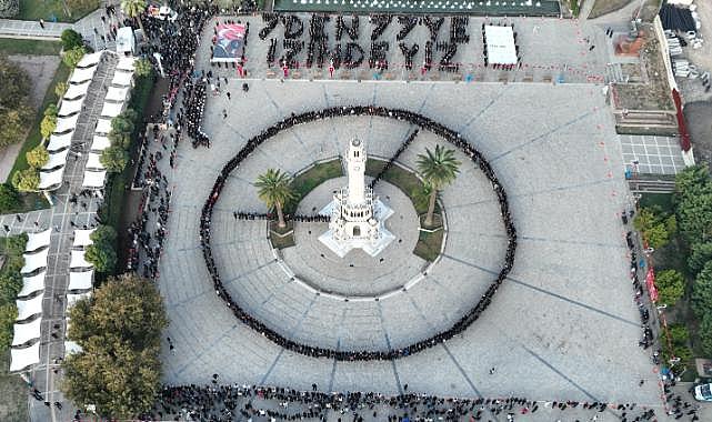 Konak Atatürk Meydanı’nda unutulmaz koreografi