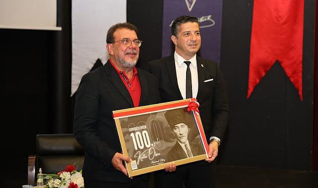 Özgentürk Atatürk'ü ve 100. yılı anlattı