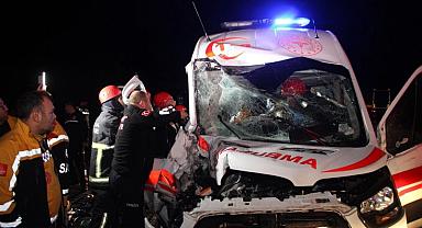 Ambulans Kazası: 4 Sağlık Personeli Yaralandı, 83 Yaşındaki Hasta Hayatını Kaybetti