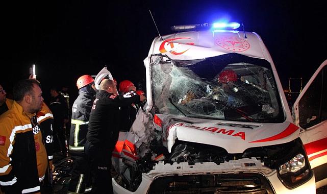 Ambulans Kazası: 4 Sağlık Personeli Yaralandı, 83 Yaşındaki Hasta Hayatını Kaybetti