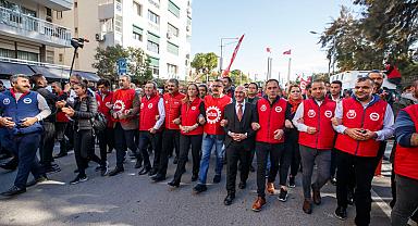 Başkan Soyer emekçilerin hakları için yürüdü