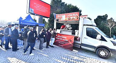 Büyükşehir şehitler için helva ve lokma dağıttı