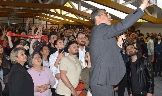 CHP&#039;li gençler, Manisa&#039;da Özgür Özel&#039;le buluştu