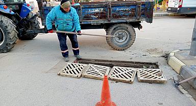 Hacıbey ve Yenice Mahallelerinin Yağmursuyu Izgaraları Temizlendi