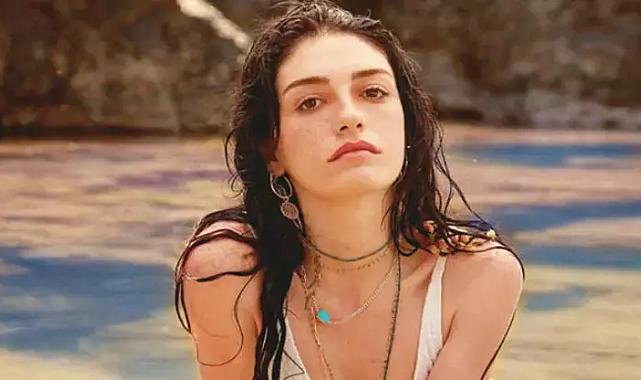 Hazar Ergüçlü'nün cesur pozu sosyal medyayı salladı: Takipçileri "Yakıyorsun" yazdı