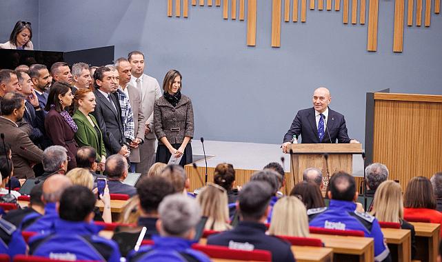 &quot;İzmir farklı, güçlü, bütün Türkiye için ışık saçmaya devam ediyor&quot;