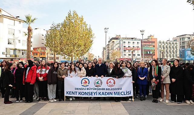 Kadınlar Ata'nın huzurunda