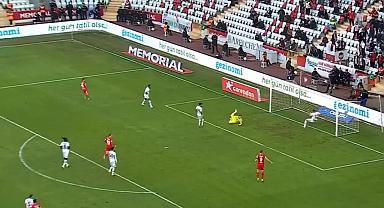 Antalyaspor Trabzonspor maçında inanılması güç an! Topa uçarak müdahale yaptı...