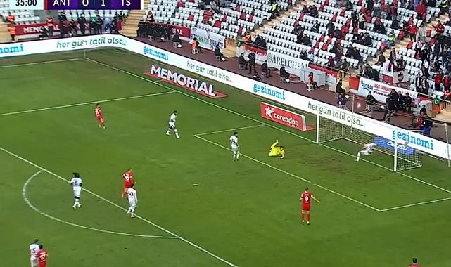 Antalyaspor Trabzonspor maçında inanılması güç an! Topa uçarak müdahale yaptı...