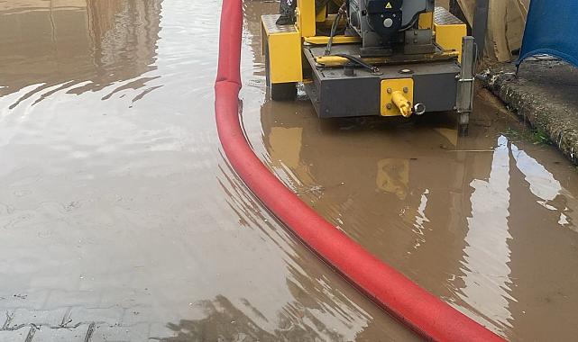 Dikili’de aşırı yağış, dere ve göleti taşırdı
