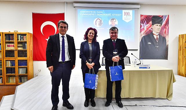 İzmir’de Cumhuriyet demokrasi ve siyaset konuşuldu