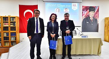 İzmir’de Cumhuriyet demokrasi ve siyaset konuşuldu