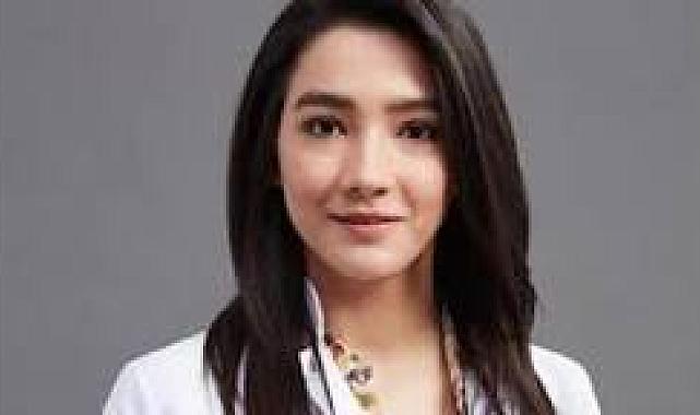 Ünlü oyuncu Aybüke Pusat'ın süper minisiyle verdiği pozu gündem oldu! Beyaz çorabı dikkat çekti