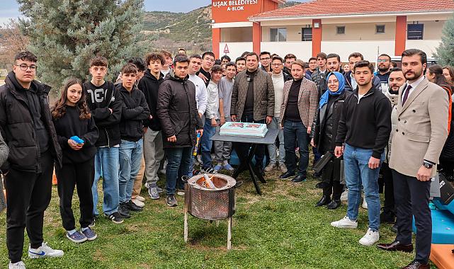 3. YILA ÖZEL BÜYÜK JEST: Başkan Çakın’dan Üçüncü Yılını Dolduran Genç Kuşak Topluluğuna Sürpriz Pastalı Kutlama