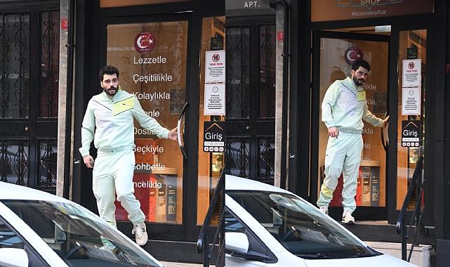 Akın Akınözü&#039;nün eşofmanlı tarzı sosyal medyada gündem oldu